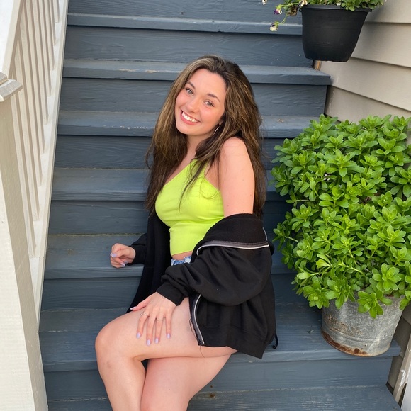 Meet your Posher, Caroline - Picture 1 of 1